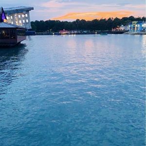 Meet your Posher, Lorie